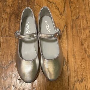 Aerie Silver Flats with Strap and Glossy Finish